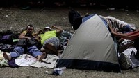 Warga Honduras terlihat lelah dan beristirahat sejenak setelah menempuh perjalanan panjang sejauh 1.900 kilometer untuk mencari suaka ke Amerika Serikat, di Meksiko Selasa (3/4).