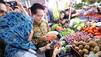 Bank Mandiri menunjukkan cara penggunaan e-money.