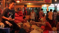 Sementara buruh harian wanita biasanya membersihkan sayuran, seperti bawang.