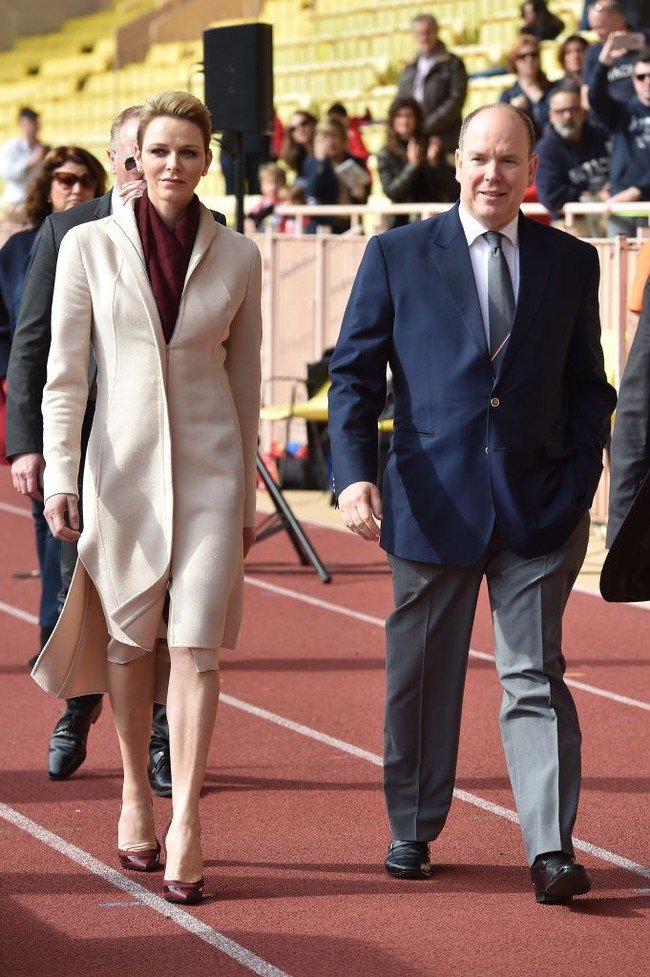 Serupa dengan Kate Middleton yang sering mengandalkan coat dress di berbagai kesempatan, gaya Putri Charlene tampak lebih modern dengan siluet coat mengikuti bentuk tubuh dan tambahan syal di dalamnya. Foto: Getty Images