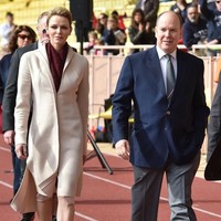 Serupa dengan Kate Middleton yang sering mengandalkan coat dress di berbagai kesempatan, gaya Putri Charlene tampak lebih modern dengan siluet coat mengikuti bentuk tubuh dan tambahan syal di dalamnya. Foto: Getty Images