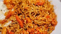 Mie instan super pedas juga bisa dijadikan camilan mantap. Di Jakarta ada warung yang khusus menawarkan mie instan super pedas dengan puluhan cabai rawit. Foto: Istimewa