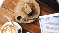 Secangkir espresso latte dan satu buah kue menemani si cantik Elisa untuk belajar saat sedang pekan ujian. Lengkap dengan tablet pintar dan selembar note serta pulpen. Foto: Instagram @elisajonathan