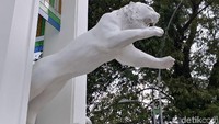 Tugu Maung Bandung, monumen yang akan menjadi penanda titik gerbang memasuki kawasan cagar budaya. sebelumnya pernah dicibir oleh Wali Kota Bandung Ridwan Kamil yang menyebutnya mirip anjing laut. Berbeda dari tiga tugu awal. Tugu yang baru menggunakan patung berbeda. Di tiga tugu awal itu maung sudah berpose meraung dengan mengangkat satu tangannya. Sementara di tugu baru lainnya maung berpose meraung sambil meloncat seolah akan menerkam mangsanya.   (Foto: Tri Ispranoto/detikcom)