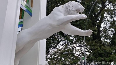 Tugu Maung: Sempat Pose Murung, Kini Tampil Meraung