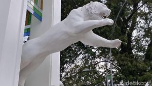 Tugu Maung: Sempat Pose Murung, Kini Tampil Meraung