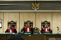 Majelis hakim PN Jakarta Utara ketok palu menyatakan Ahok-Vero resmi bercerai