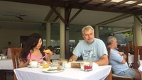 Liburan ke Lombok, ini pose Baby dan Chris sarapan di hotel. Duh, Baby serius banget mengoleskan selai ke roti. Foto: Instagram babymargaretha1/chrisconsul