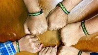 Selain dijual, ada pula pernak-pernik yang dibagikan seperti gelang. Gelang yang dibagikan itu berlatar hitam dengan tulisan #2019GantiPresiden warna kuning. (Foto: dok. istimewa)