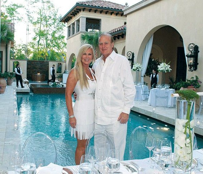 Ini Theresa Roemer, sosialita asal Texas, Amerika Serikat yang membangun rumah khusus untuk menyimpan seluruh koleksi tas, sepatu, baju, perhiasan, jam tangan dan aksesori mewah miliknya yang lain. Theresa merupakan istri dari Lamar Roemer. Pasangan suami-istri ini membangun bisnis minyak bersama-sama. Perusahaan mereka disebut-sebut sebagai salah satu perusahaan minyak populer sukses di Texas. Foto: Instagram