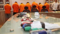 Barang bukti yang diamankan mulai dari kamera hingga obeng.