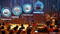 Adapun lima teknologi utama yang menopang implementasi Industri 4.0, yaitu Internet of Things, Artificial Intelligence, Human Machine Interface, teknologi robotik dan sensor, serta teknologi 3D Printing.