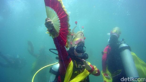 Wow, 23 Penari Gandrung Menari di Bawah Laut!