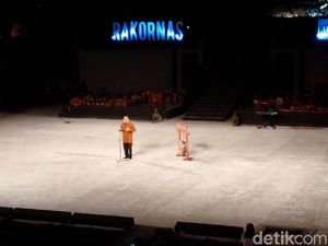 Menteri Koperasi Bernostalgia di Candi Prambanan