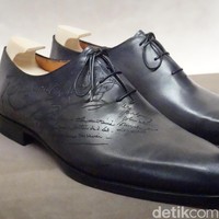 Tersirat makna di balik nama seri tersebut. Namanya berasal dari Alessandro Berluti, pendiri merek yang berbasis di Prancis tersebut. Ini adalah sepatu pertama ciptaan Berluti. Ini adalah salah satu best seller kami, kata Ryan. (Foto: Daniel Ngantung/Wolipop)