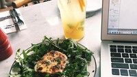 Hepi place, tulis akun @elisajonathan. Sepertinya makan sambil mengerjakan tugas dan belajar sudah jadi kebiasaan calon menantu Ahok ini. Kali ini ia melahap steak jamur dan daun arugula serta lemon juice campur daun mint. Sehat, ya! Foto: Instagram @elisajonathan