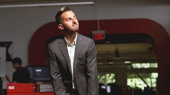 Mereka juga bisa menggunakan skuter di dalam kantor. (Foto: storyepic)