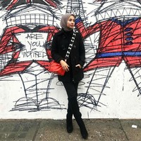 Laudya Cynthia Bella bergaya saat berada di London dengan memakai tas Hermes berharga ratusan juta rupiah. Penampilannya semakin mewah karena tasnya tersebut dilengkapi dengan strap dari brand Prada seharga US$ 1.095 atau sekitar Rp 15 juta. Foto: Instagram