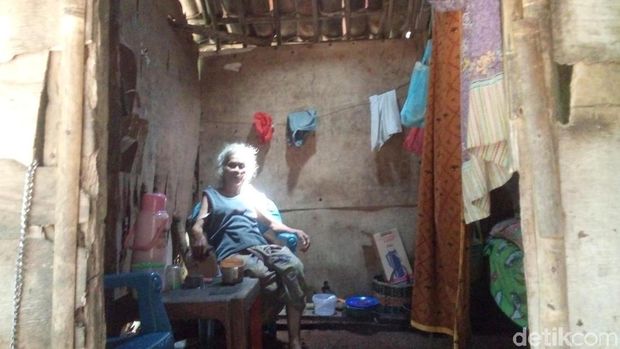 Nenek Rosmi di rumahnya. 