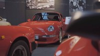 Di dalam diler menyajikan beberapa mobil klasik yang indah, Yakni mobil merek Ferrari, beberapa merek Aston Martin, dan Porsche. Foto: Pool (Motor1)