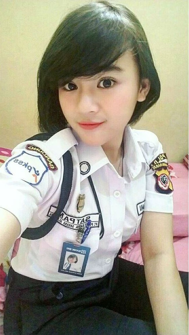 Di akun Instagramnya Rima kerap mengunggah foto selfie dengan mengenakan seragam seorang satpam. Foto: Instagram