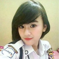 Di akun Instagramnya Rima kerap mengunggah foto selfie dengan mengenakan seragam seorang satpam. Foto: Instagram