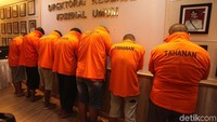 Para pelaku dihadirkan dengan mengenakan baju tahanan.