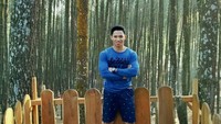 Tidak hanya sibuk kerja, petugas berbadan kekar ini juga suka jalan-jalan lho! (didi_wahyudi89/Instagram)