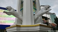 Berbeda dari tiga tugu awal. Tugu yang baru menggunakan patung berbeda. Di tiga tugu awal itu maung sudah berpose meraung dengan mengangkat satu tangannya. Sementara di tugu baru lainnya maung berpose meraung sambil meloncat seolah akan menerkam mangsanya. (Foto: Tri Ispranoto/detikcom).