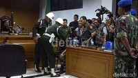 Prada Mart menghabisi nyawa teman perempuannya, Shinta, yang telah hamil tua hasil hubungan gelapnya secara sadis dan keji dengan sangkur. Tidak hanya itu, ibu Shinta, Opon, juga ikut dibunuhnya. Akibat perbuatannya, Prada Mart dijatuhi vonis mati dan dipecat sebagai anggota TNI.Saat ditahan di sel militer, Prada Mart berhasil melarikan diri selama sepekan. Ia kini meringkuk di LP Cirebon
