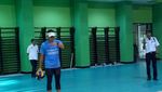 Smash! Aksi Sandiaga Main Voli di GOR Bulungan