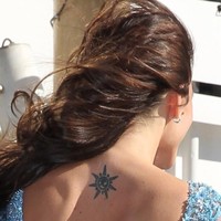 Sang Putri pun memiliki beberapa tato di tubuhnya. Salah satunya adalah tato berbentuk matahari yang ada di punggungnya yang kerap terlihat dari balik rambutnya ketika menggunakan pakaian backless.  