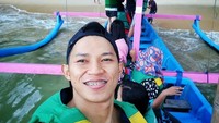 Didi juga liburan ke pantai. Ini selfie-nya saat di atas kapal di Pantai Pasir Putih Tranggalek (didi_wahyudi89/Instagram)