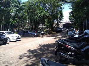 Daripada Mobil Diderek Kaya Ratna Sarumpaet Mending Parkir di Sini