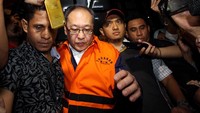 Made Oka keluar dari gedung KPK pukul 20.10 WIB. Antara Foto/Adam Bariq.