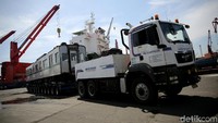 Kereta tersebut kemudian akan dirakit dan dipasang di rel dan siap untuk diujicobakan pada akhir tahun ini.