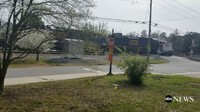 Pejalan kaki, Liv Fowler, merekam momen tersebut ketika tahu ada truk trailer yang tersangkut di lintasan. Menurutnya ini bukan pertama kali dia melihat kejadian serupa. (Foto: Dok. Liv Fowler via ABC News)