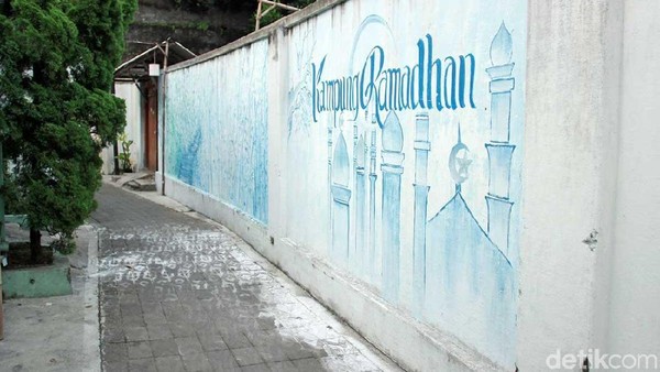 Foto: Sejumlah tembok yang dihias di Kampung Batik Laweyan. Asyik juga loh untuk foto-foto! (Randy/detikTravel) Foto: Sejumlah tembok yang dihias di Kampung Batik Laweyan. Asyik juga loh untuk foto-foto! (Randy/detikTravel)