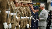 Menteri Pembangunan Negara Bagian Queensland Cameron Dick menyambut kedatangan mereka sesaat sebelum mobil mereka menuju sebuah sambutan resmi di Old Government House. (Foto: Dok. REUTERS/Phil Noble)