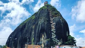 Foto: Batu yang Punya Resleting