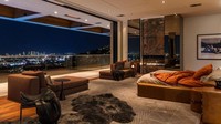 Rumah ini memberikan pemandangan indah kota Los Angeles yang berada di bawahnya. Istimewa/Williams & Williams Estates.