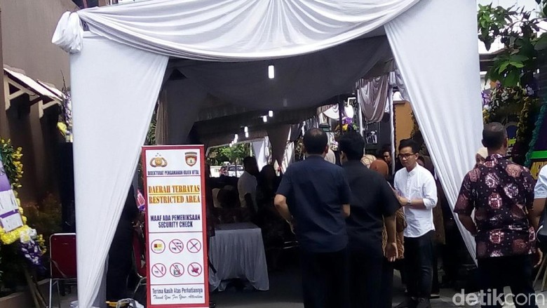 Jelang Pemakaman Besannya, Iriana Jokowi Berada di Rumah Duka