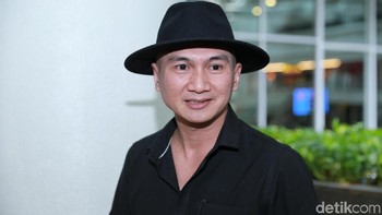Sama seperti Deddy Cobuzier, Anji yang merupakan penyanyi papan atas Indonesia ini kerap kali membahas permasalahan yang sedang viral melalui YouTube Pribadinya. Bukan hanya berpendapat, Anji juga kerap kali memastikan permasalahan yang terjadi ke orang yang bersangkutan guna meluruskan masalah. Foto: Ismail/detikHOT