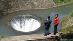 Foto: Menengok Sumur Misterius di Tengah Sungai