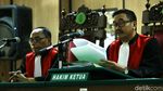 Foto: Tok.. Tok.. Tok...! Ahok-Vero Resmi Bercerai