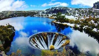 Di ujung danau ada lubang misterius seperti di Probolinggo. Ketika Covao dos Conchos mulai didatangi wisatawan akhir 2015, lubang misterius ini mulai diketahui traveler (@lauraahc/Instagram)