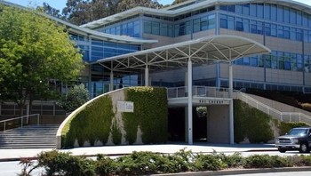 Kantor pusat YouTube terletak di San Bruno, California, Amerika Serikat. Di tempat inilah insiden penembakan yang dilakukan oleh seorang YouTuber terjadi dan membuat tiga orang terluka dan satu tewas. Sang penembak, Nasim Aghdam, langsung bunuh diri setelah kejadian itu. (Foto: Huffingtonpost)