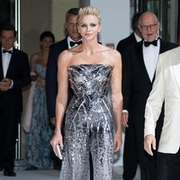 Tidak takut tampil mencuri atensi, Putri Charlene terlihat berkilau memakai jumpsuit perak yang fashionable. Foto: Getty Images