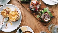 Mahasiswi cantik ini mengaku kalau ini adalah makanan kesukaannya. Terlihat ada dua cangkir kopi, croissant berisi telur asin, dan open sandwich bertopping sayur dan ikan salmon. Foto: Instagram @elisajonathan