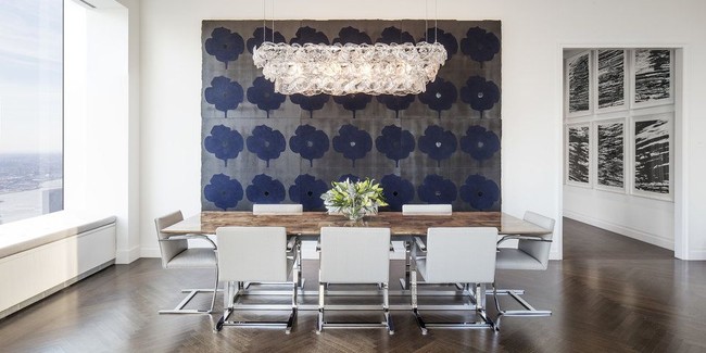 Ruang makan yang minimalis namun tetap tak menghilangkan sisi elegan dan kemewahannya. Terlihat beberapa wall art dan chandelier berdesain unik. Foto: Dok. Insider & DBOX for CIM Group/Macklowe Properties